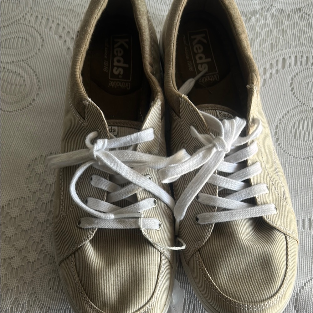 Keds Woman’s Cream color Sneakers. Size 10.Good Condition .